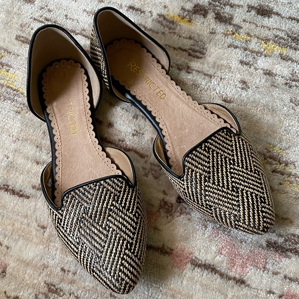 Restricted sandel flats wicker style